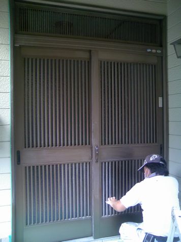 アルミ玄関戸 電食サビ 塗装 外壁塗装 塗り替えの岡塗装